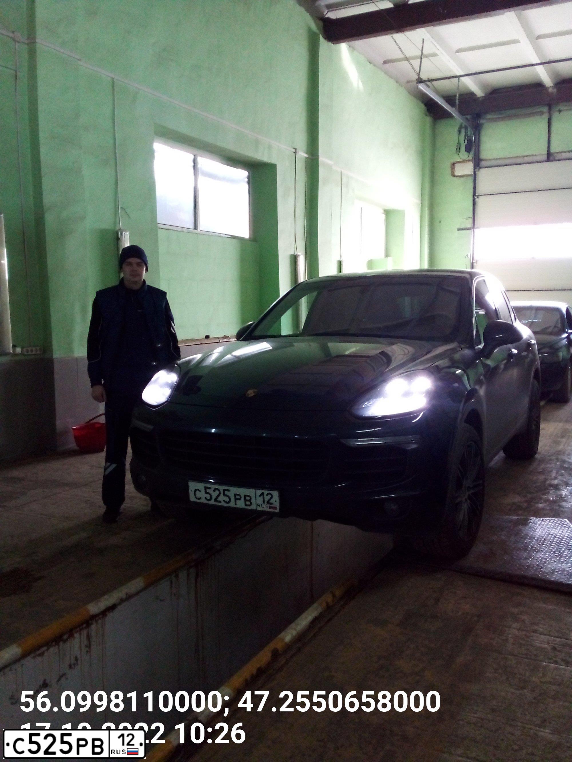 Фото автомобиля PORSCHE CAYENNE, 2015 — госномер А515АА12. Цвет: синий