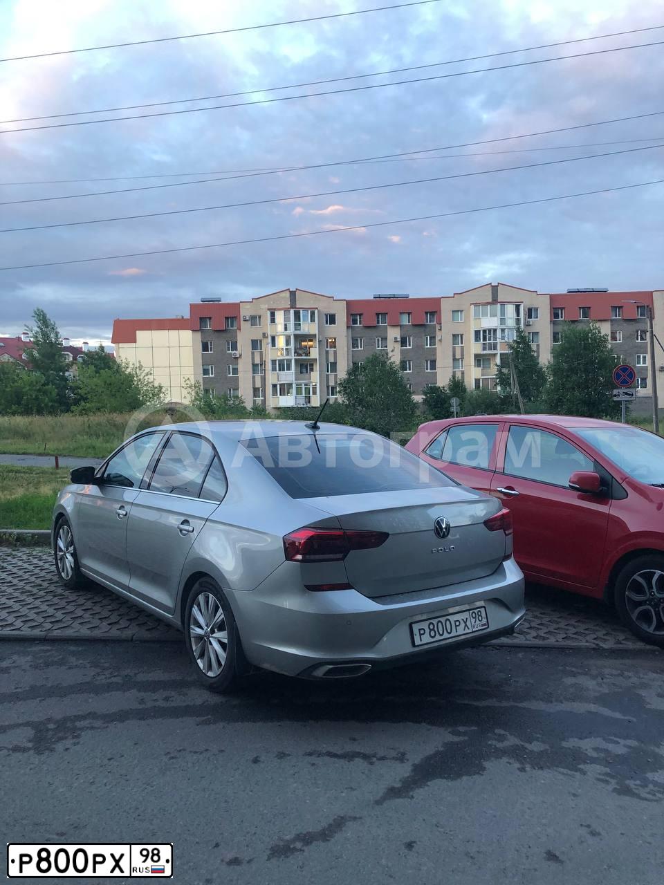 Фото автомобиля FORD FOCUS, 2013 — госномер Р800РХ98. Цвет: ТЕМНО-СЕРЫЙ