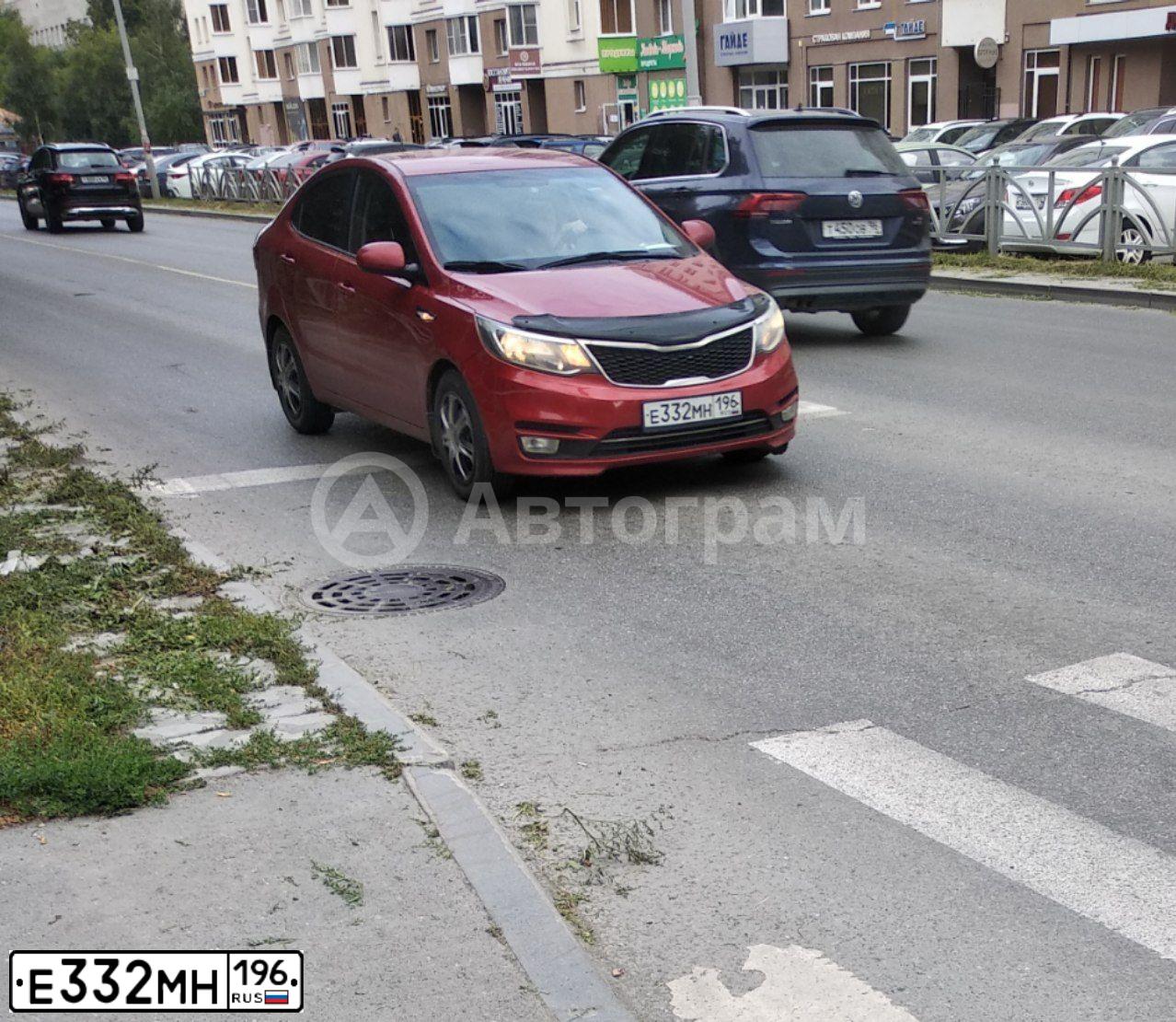 Фото автомобиля KIA RIO, 2016 — госномер Е332МН196. Цвет: КРАСНЫЙ