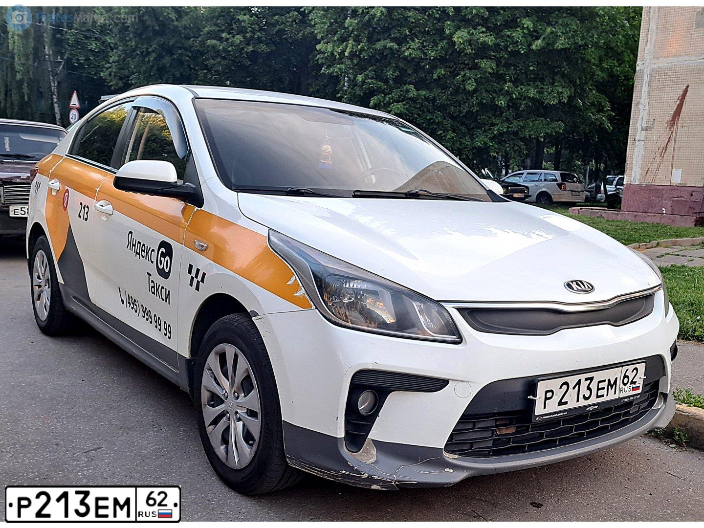 Фото автомобиля KIA RIO, 2018 — госномер Р213ЕМ62. Цвет: БЕЛЫЙ-ЖЕЛТЫЙ-СЕРЫЙ