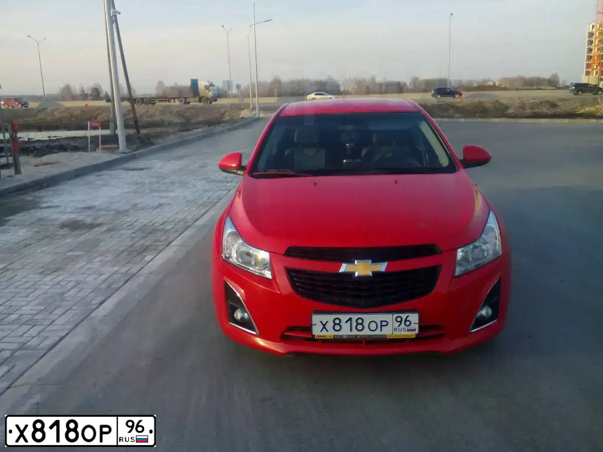 Фото автомобиля CHEVROLET CRUZE, 2013 — госномер Х818ОР96. Цвет: Красный