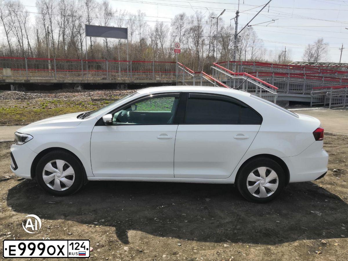 Фото автомобиля VOLKSWAGEN POLO, 2020 — госномер Е999ОХ124. Цвет: Белый