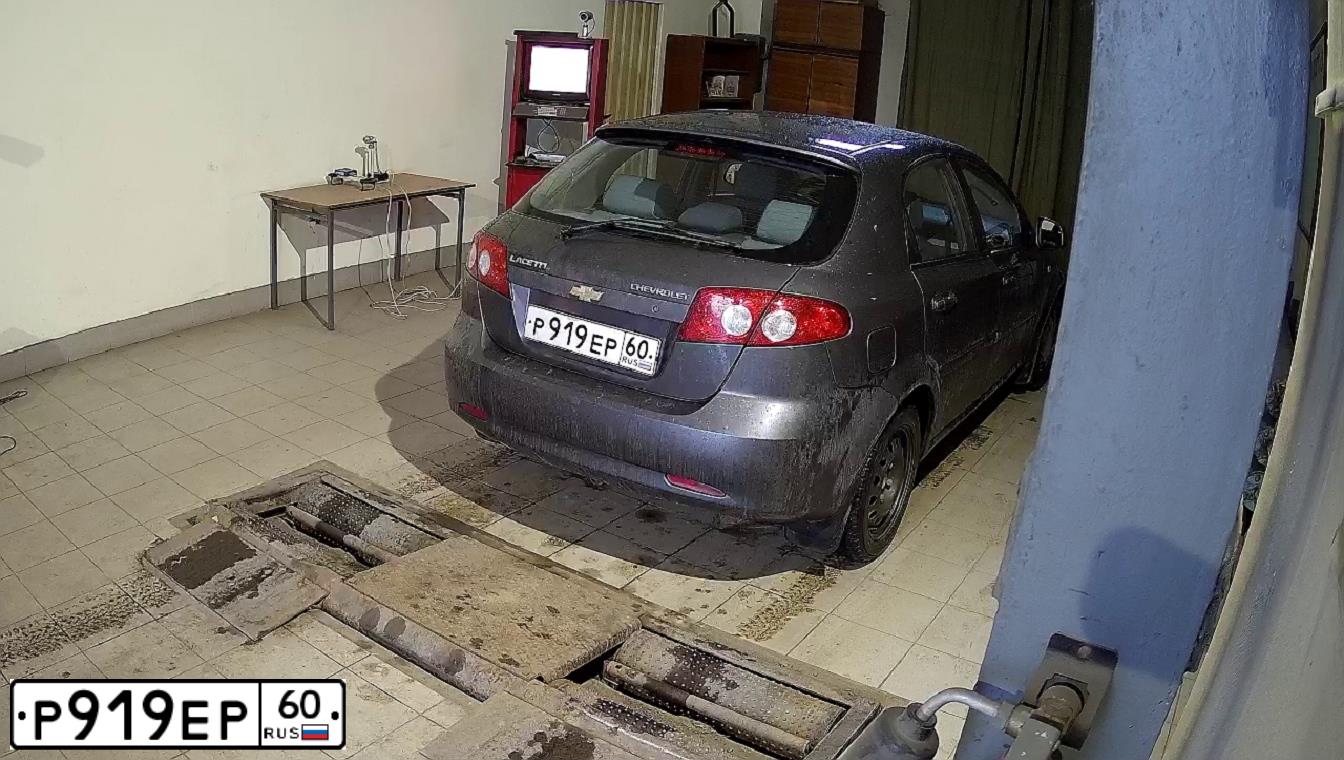 Фото автомобиля CHEVROLET LACETTI, 2010 — госномер Р919ЕР60. Цвет: СЕРЫЙ