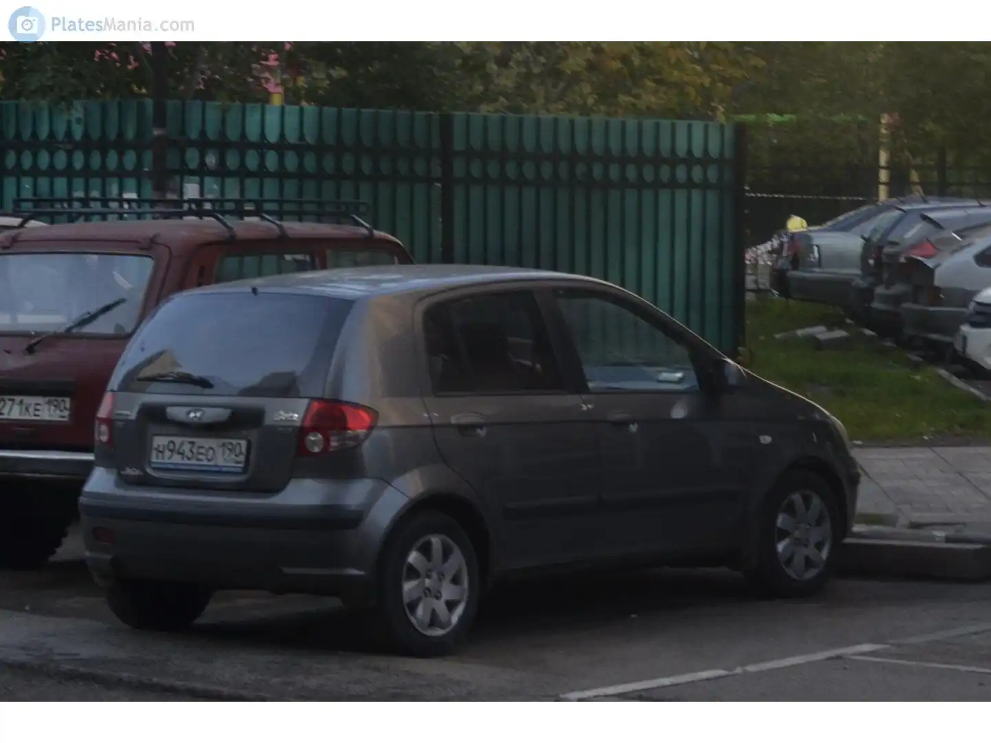 Фото автомобиля NISSAN NAVARA, 2010 — госномер Е771КЕ190. Цвет: СЕРЫЙ СВЕТЛЫЙ