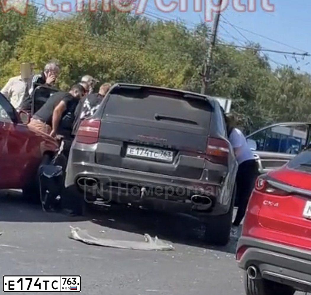 Фото автомобиля PORSCHE CAYENNE, 2006 — госномер Е174ТС763. Цвет: ЧЕРНЫЙ