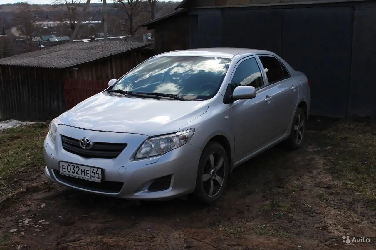 Фото автомобиля TOYOTA COROLLA, 2007 — госномер Е032МЕ44. Цвет: СЕРЕБРИСТЫЙ