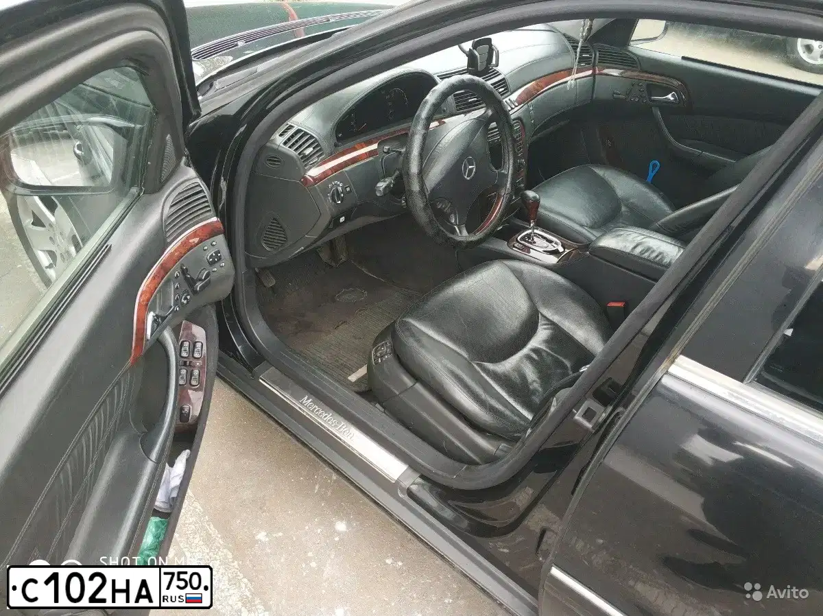 Фото автомобиля MERCEDES S-KLASSE, 2001 — госномер Т545ЕО90. Цвет: ЧЕРНЫЙ