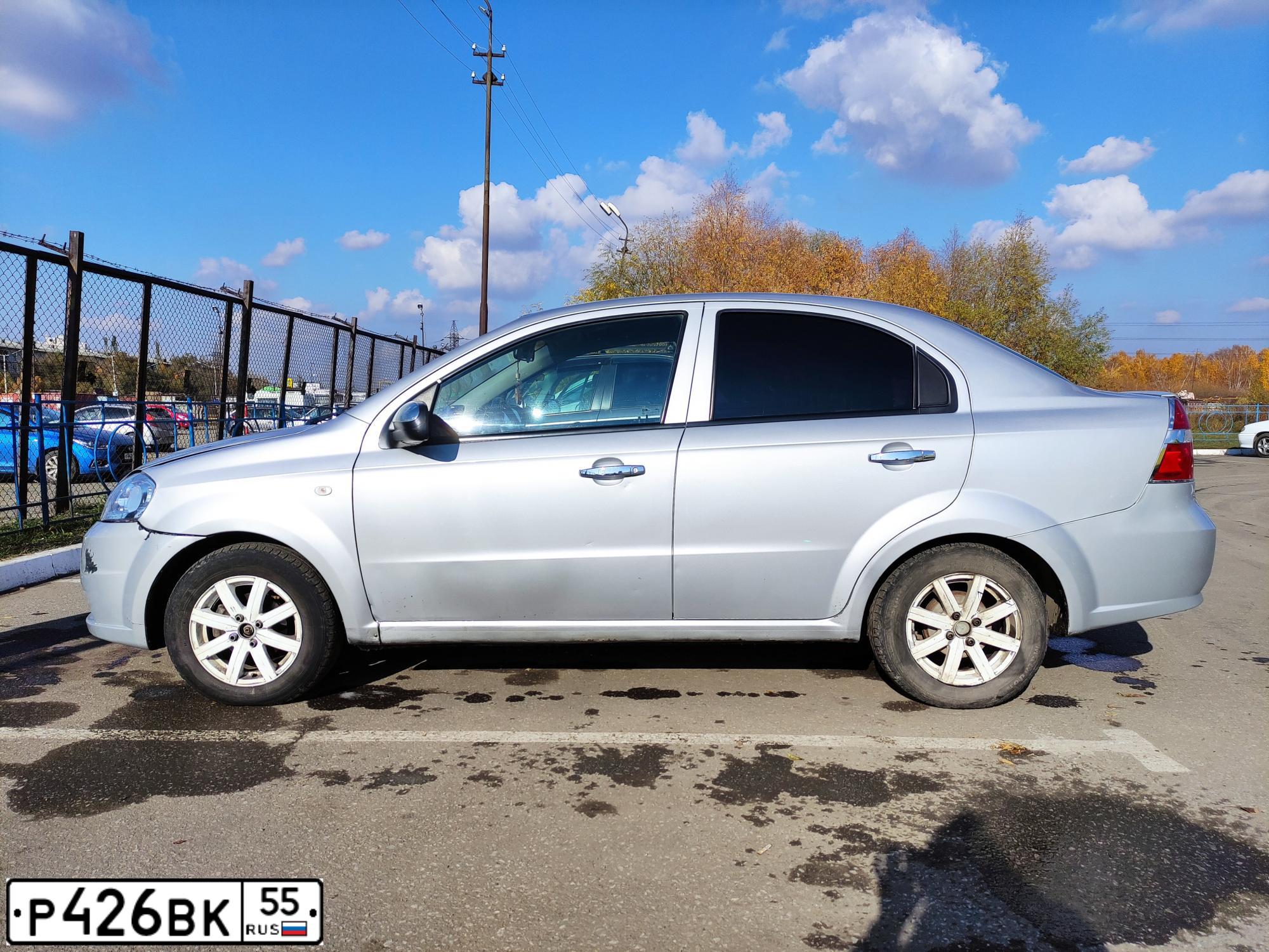 Фото автомобиля CHEVROLET AVEO, 2010 — госномер Р426ВК55. Цвет: СЕРЕБРИСТЫЙ