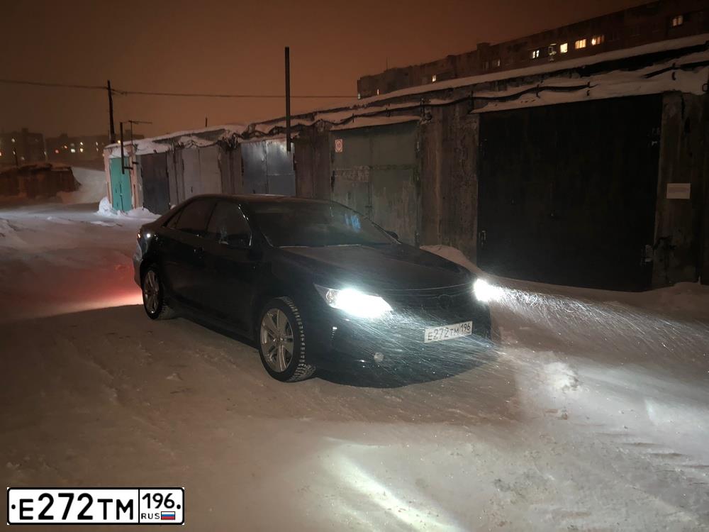 Фото автомобиля TOYOTA CAMRY, 2015 — госномер Е003ВХ196. Цвет: ЧЕРНЫЙ