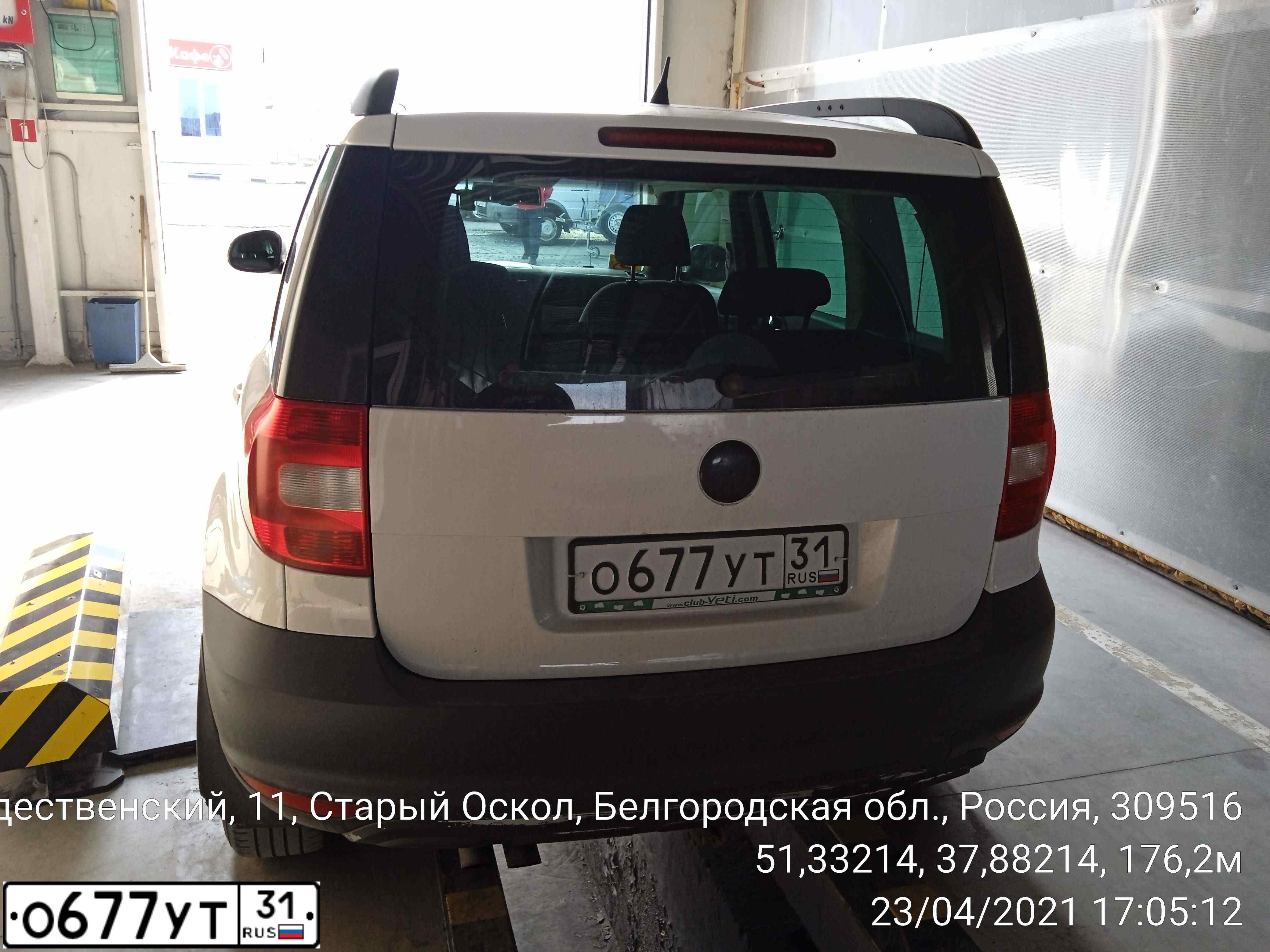 Фото автомобиля SKODA YETI, 2010 — госномер О533КТ98. Цвет: Белый