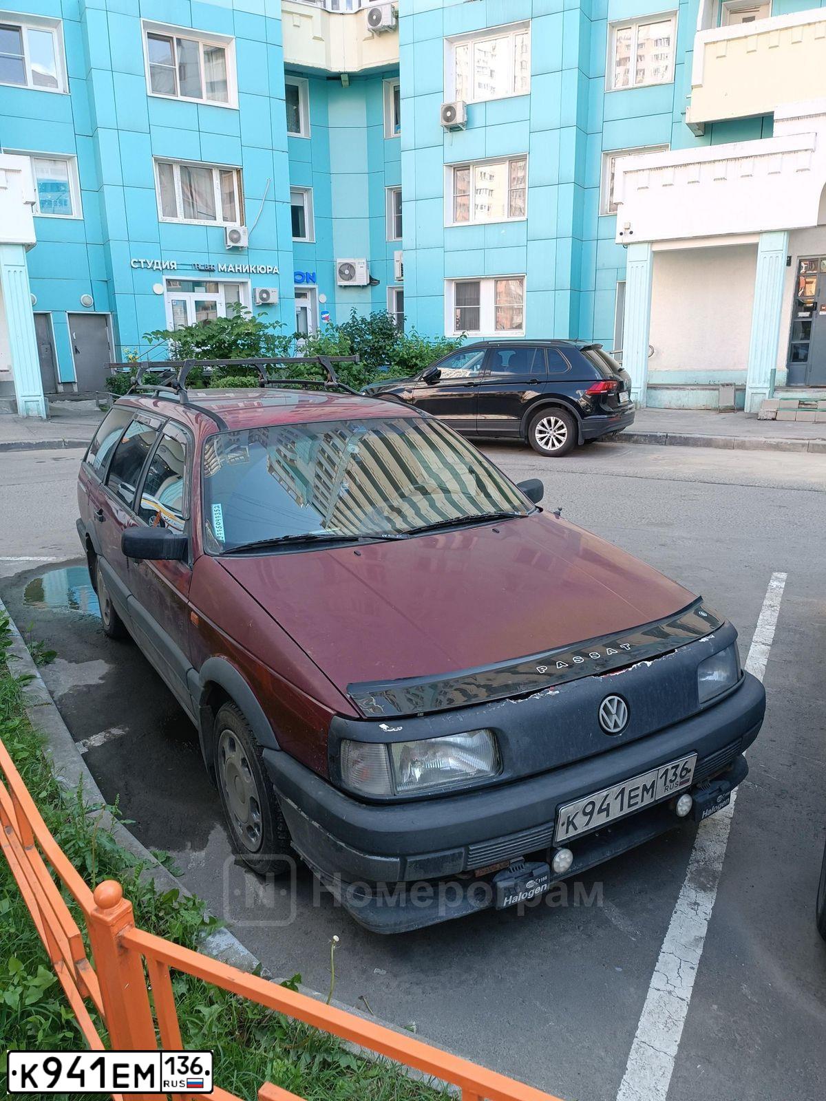 Фото автомобиля VOLKSWAGEN PASSAT, 1990 — госномер А696ХВ199. Цвет: ТЕМНО-ВИШНЕВЫЙ