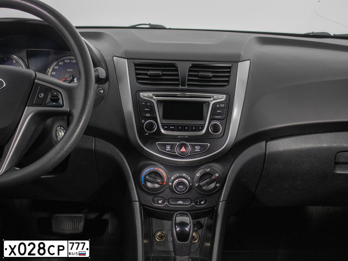 Фото автомобиля HYUNDAI SOLARIS, 2016 — госномер Х028СР777. Цвет: БЕЛЫЙ