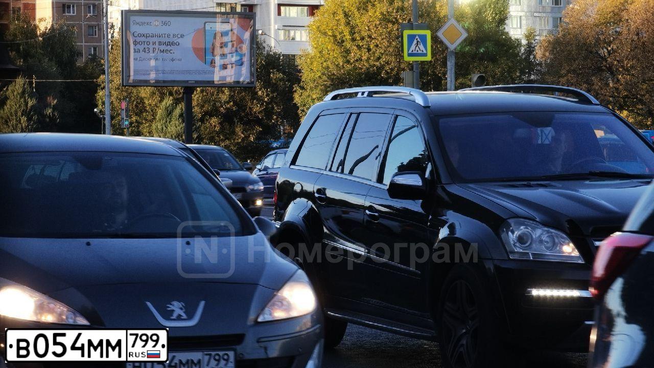 Фото автомобиля VOLKSWAGEN TIGUAN, 2022 — госномер В054ММ799. Цвет: Белый