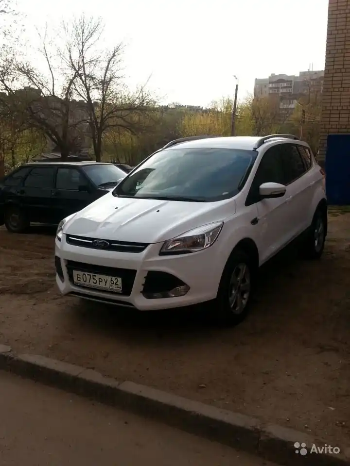 Фото автомобиля FORD KUGA, 2013 — госномер Е075РУ62. Цвет: БЕЛЫЙ