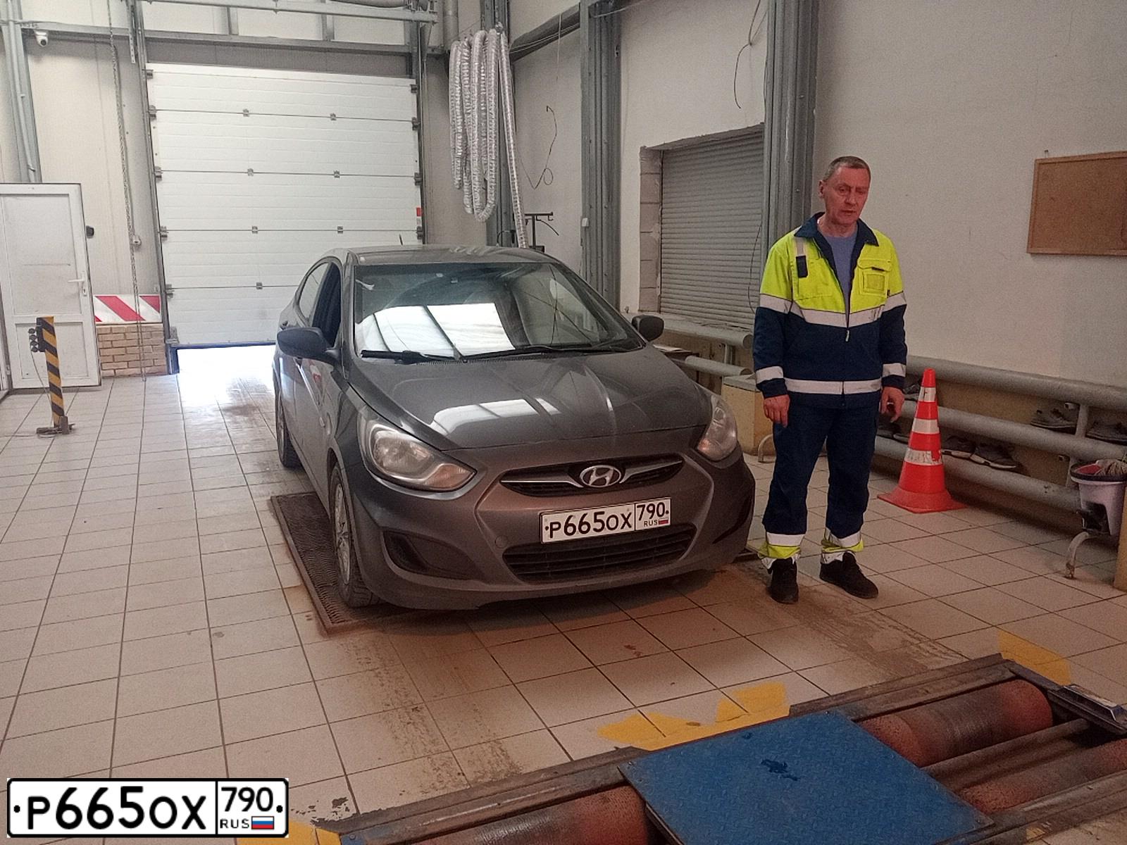 Фото автомобиля HYUNDAI SOLARIS, 2011 — госномер А010КТ750. Цвет: ЧЕРНО-СЕРЫЙ