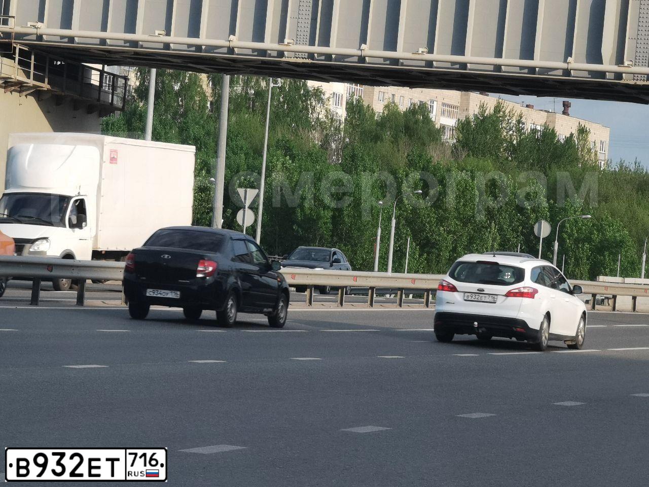 Фото автомобиля FORD FOCUS, 2012 — госномер О728МО102. Цвет: Белый