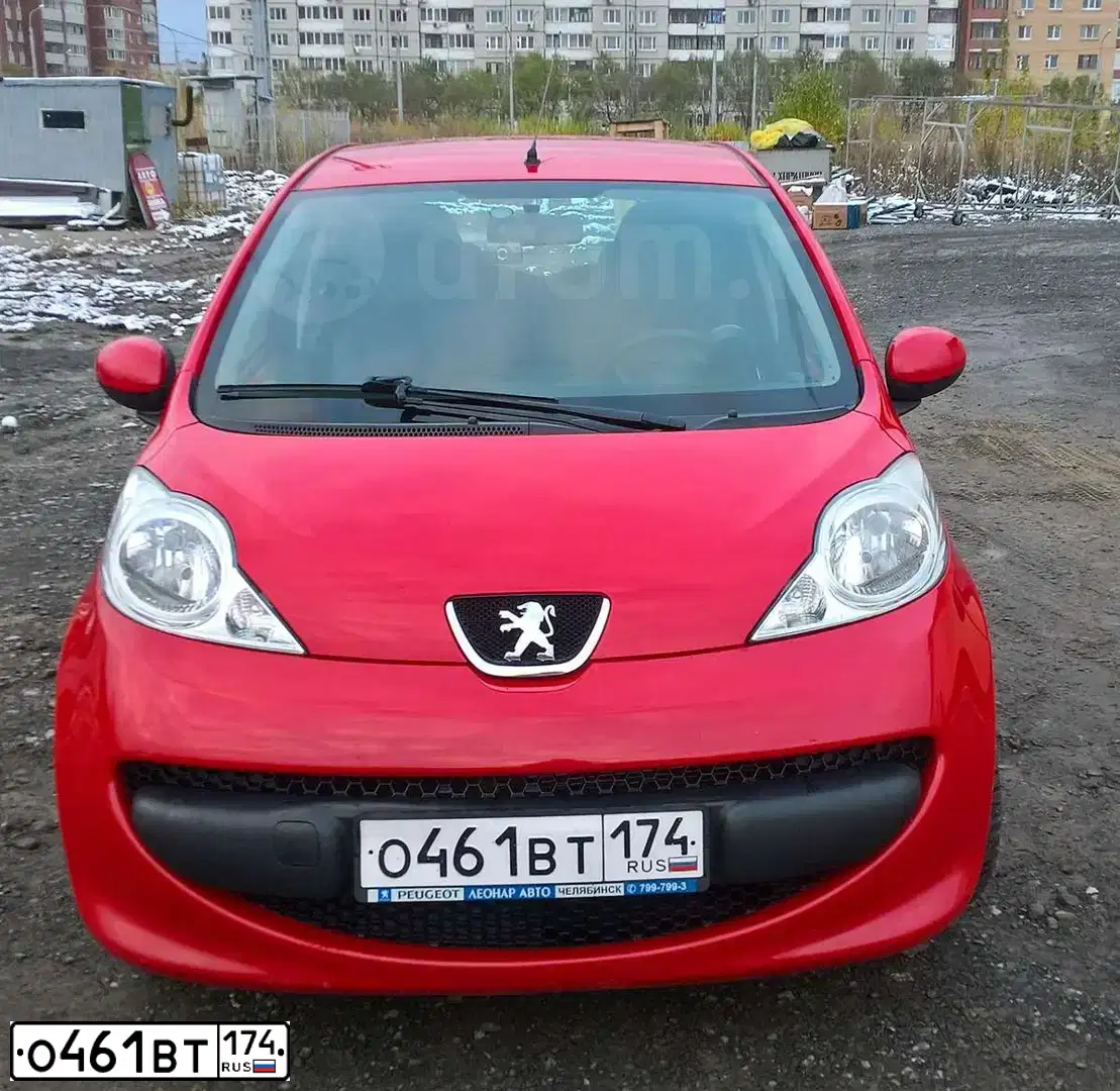 Фото автомобиля PEUGEOT 107, 2008 — госномер О461ВТ174. Цвет: КРАСНЫЙ