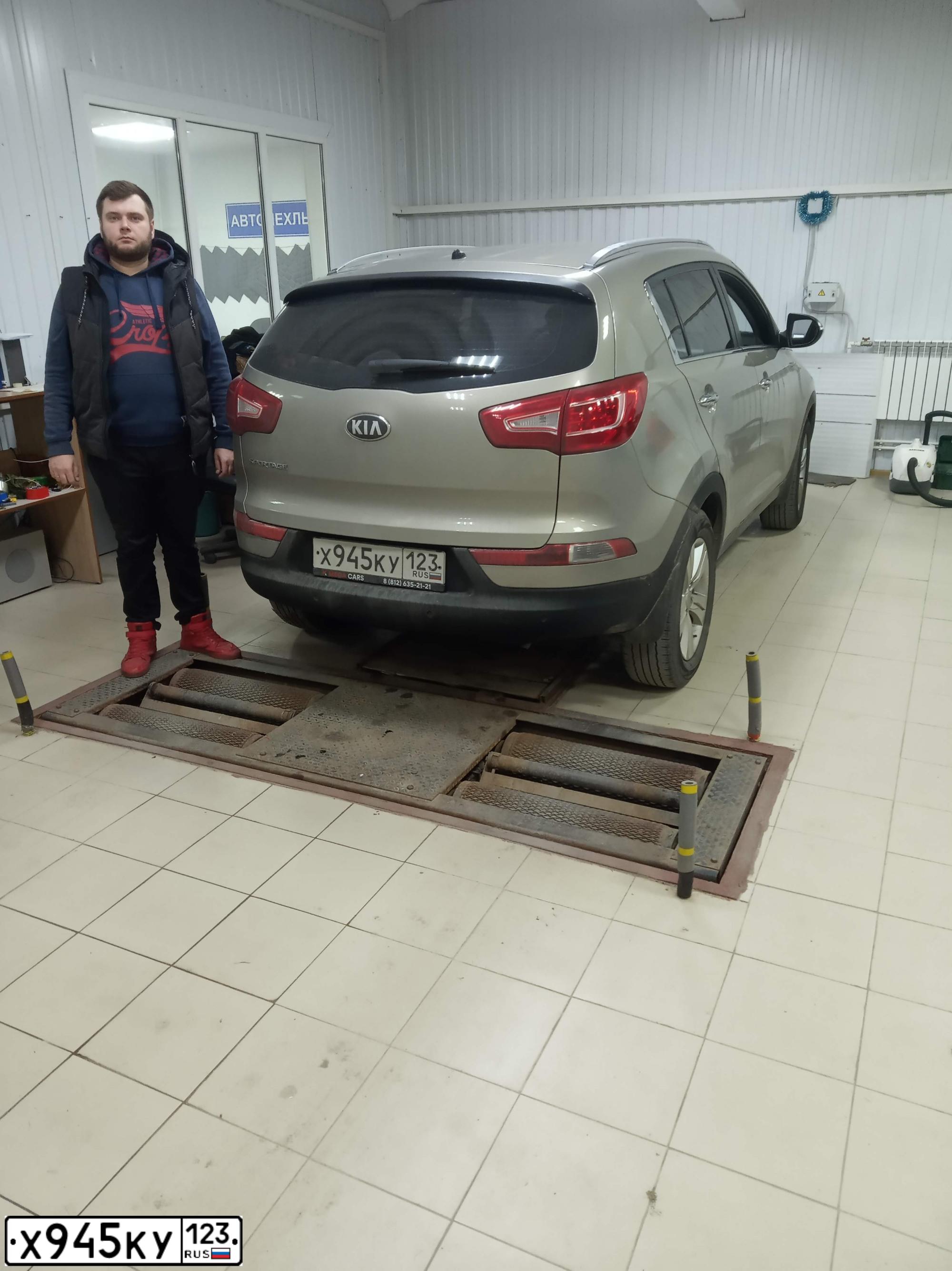 Фото автомобиля KIA SPORTAGE, 2013 — госномер М408ХУ35. Цвет: Серебристый
