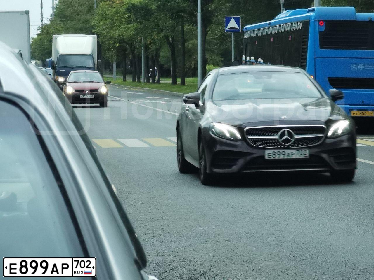 Фото автомобиля MERCEDES E-KLASSE, 2019 — госномер Е899АР702. Цвет: Красный