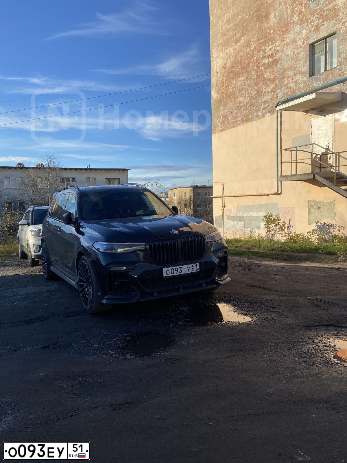 Фото автомобиля BMW X7, 2020 — госномер О093ЕУ51. Цвет: Сапфир Черный