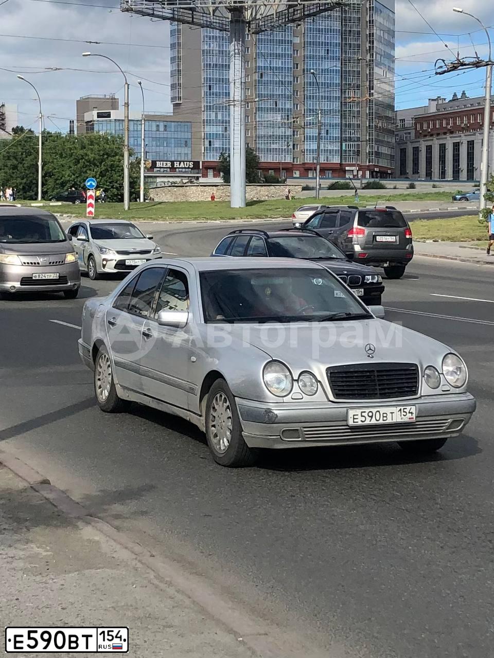 Фото автомобиля MERCEDES-BENZ E-CLASS, 1998 — госномер Н277УМ124. Цвет: СЕРЕБРИСТЫЙ