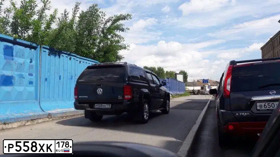 Фото автомобиля VOLKSWAGEN AMAROK, 2013 — госномер Р558ХК178. Цвет: ЧЕРНЫЙ