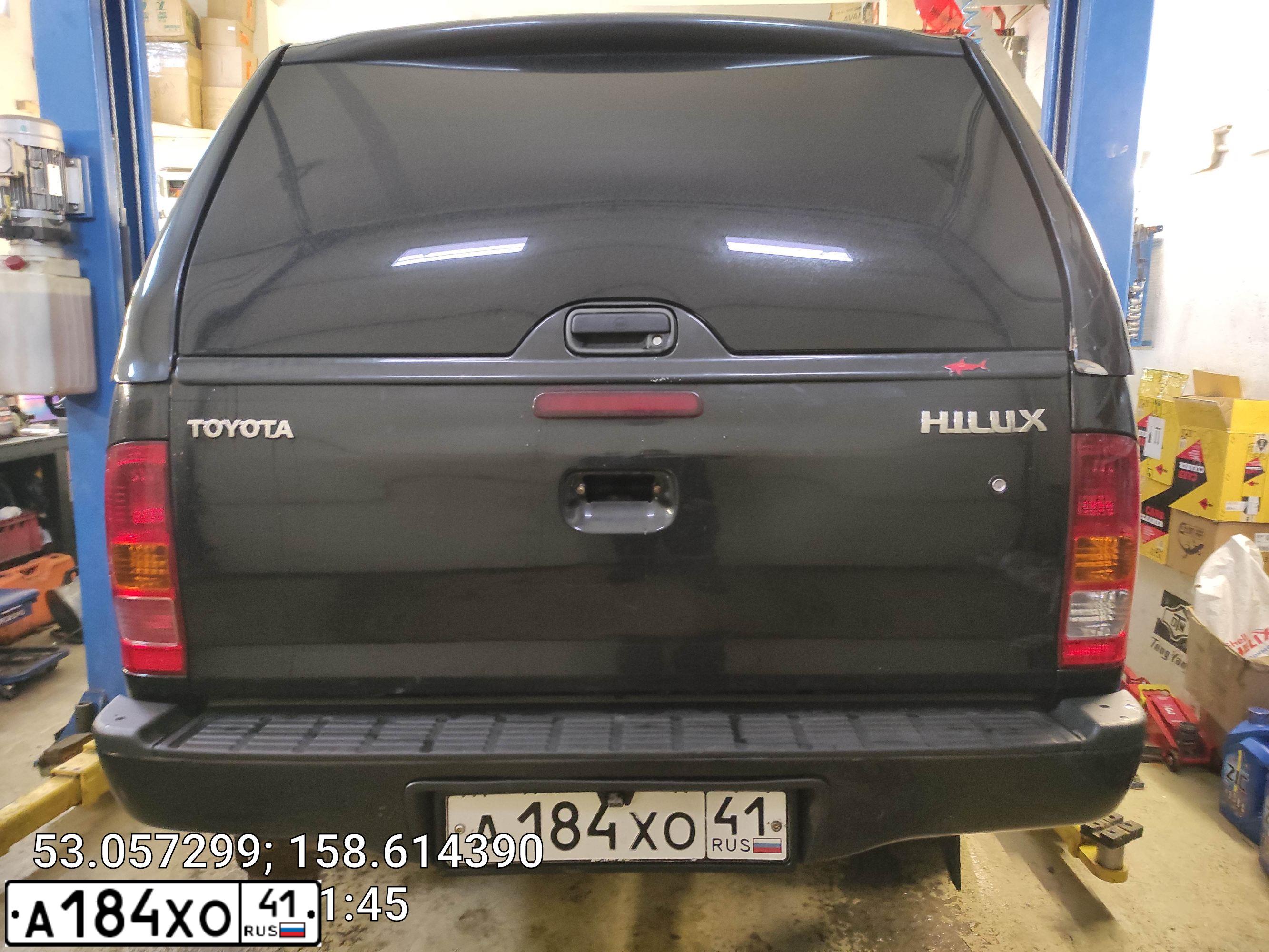 Фото автомобиля TOYOTA HILUX, 2010 — госномер О333АО98. Цвет: ЧЕРНЫЙ
