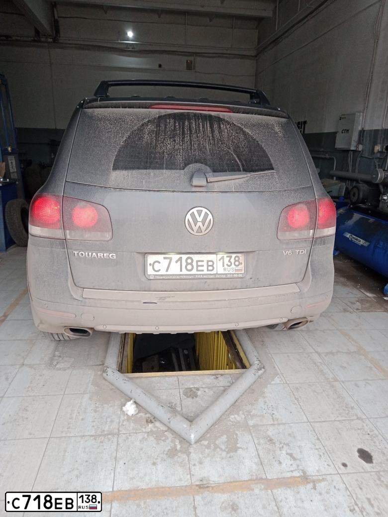 Фото автомобиля VOLKSWAGEN TOUAREG, 2007 — госномер К900ТХ61. Цвет: ЧЕРНЫЙ