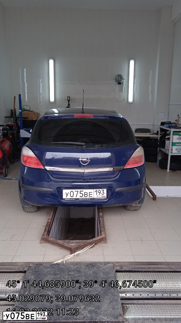 Фото автомобиля OPEL ASTRA, 2006 — госномер М130АВ180. Цвет: синий