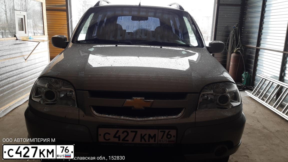Фото автомобиля CHEVROLET NIVA, 2010 — госномер С427КМ76. Цвет: СВЕТЛО-СЕРЫЙ
