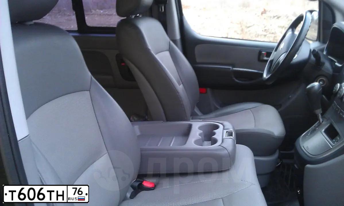 Фото автомобиля HYUNDAI GRAND STAREX, 2012 — госномер Р044АЕ250. Цвет: ЧЕРНЫЙ