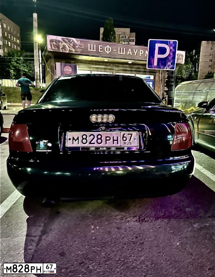 Фото автомобиля AUDI A4, 1995 — госномер Х325АЕ250. Цвет: Темно-зеленый