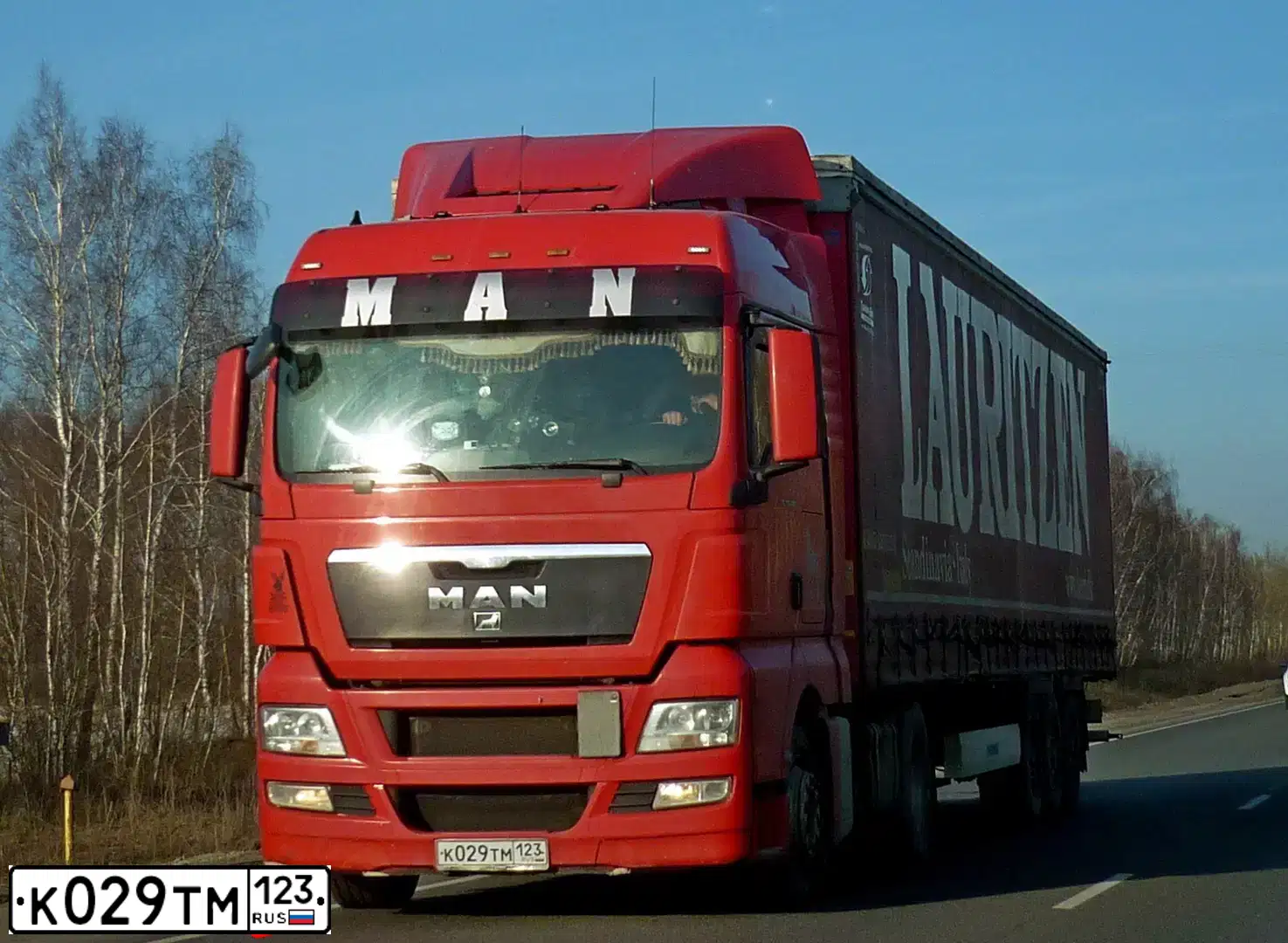 Фото автомобиля MAN TGX 18.XXX /4X2/, 2011 — госномер К029ТМ123. Цвет: Красный
