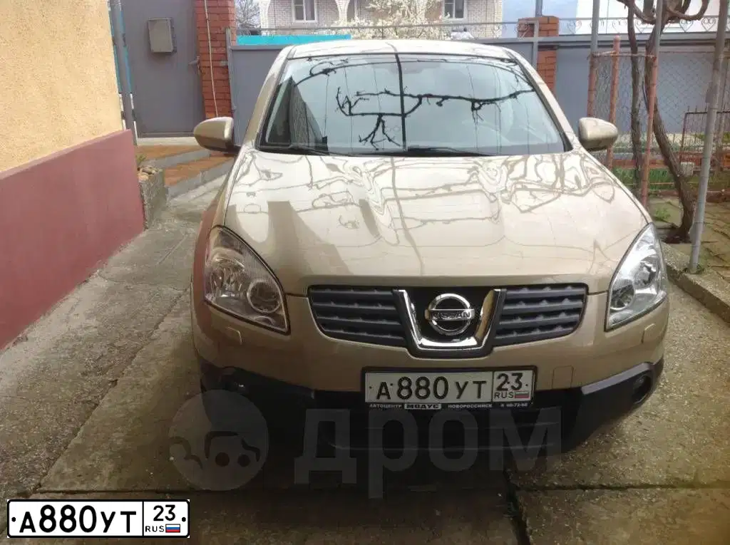 Фото автомобиля NISSAN QASHQAI, 2008 — госномер Е834АН193. Цвет: ЗОЛОТИСТЫЙ