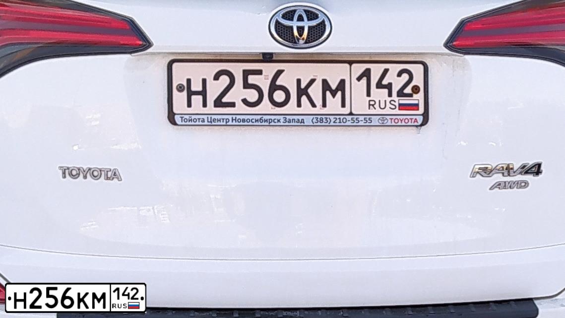 Фото автомобиля TOYOTA RAV4, 2018 — госномер Н465АК154. Цвет: БЕЛЫЙ