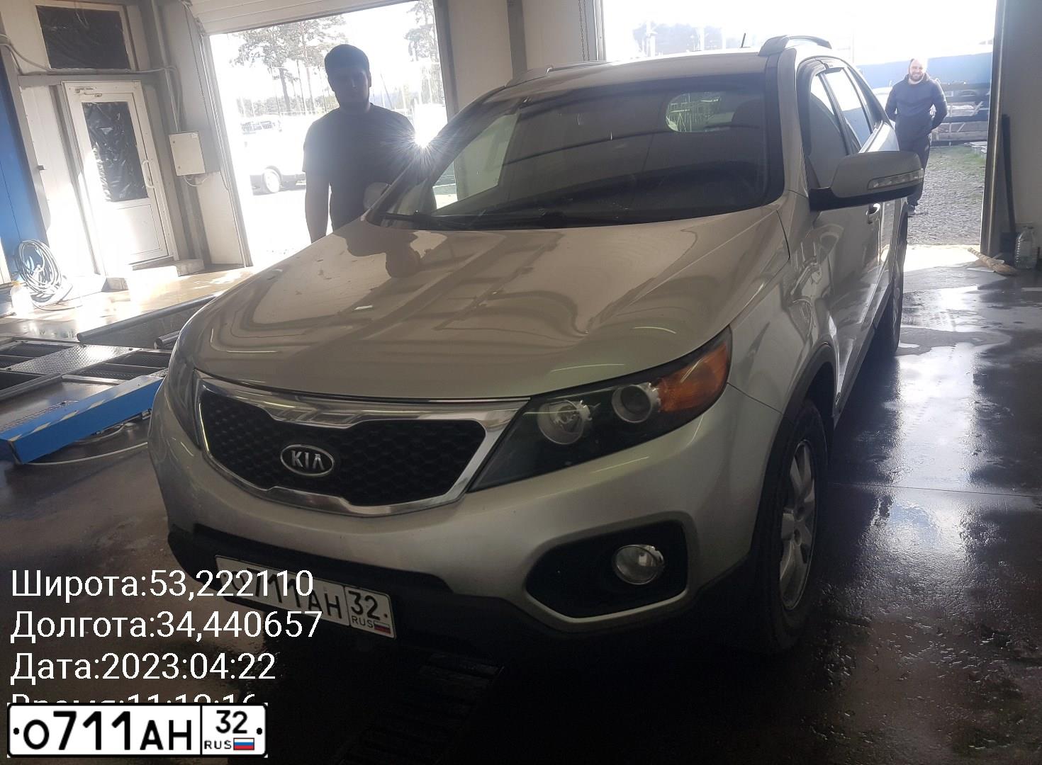 Фото автомобиля KIA SORENTO, 2012 — госномер О711АН32. Цвет: СЕРЕБРИСТЫЙ
