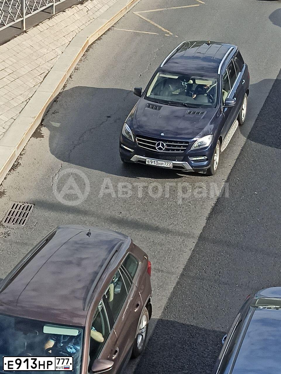 Фото автомобиля MERCEDES M-KLASSE, 2012 — госномер Е913НР777. Цвет: СИНИЙ
