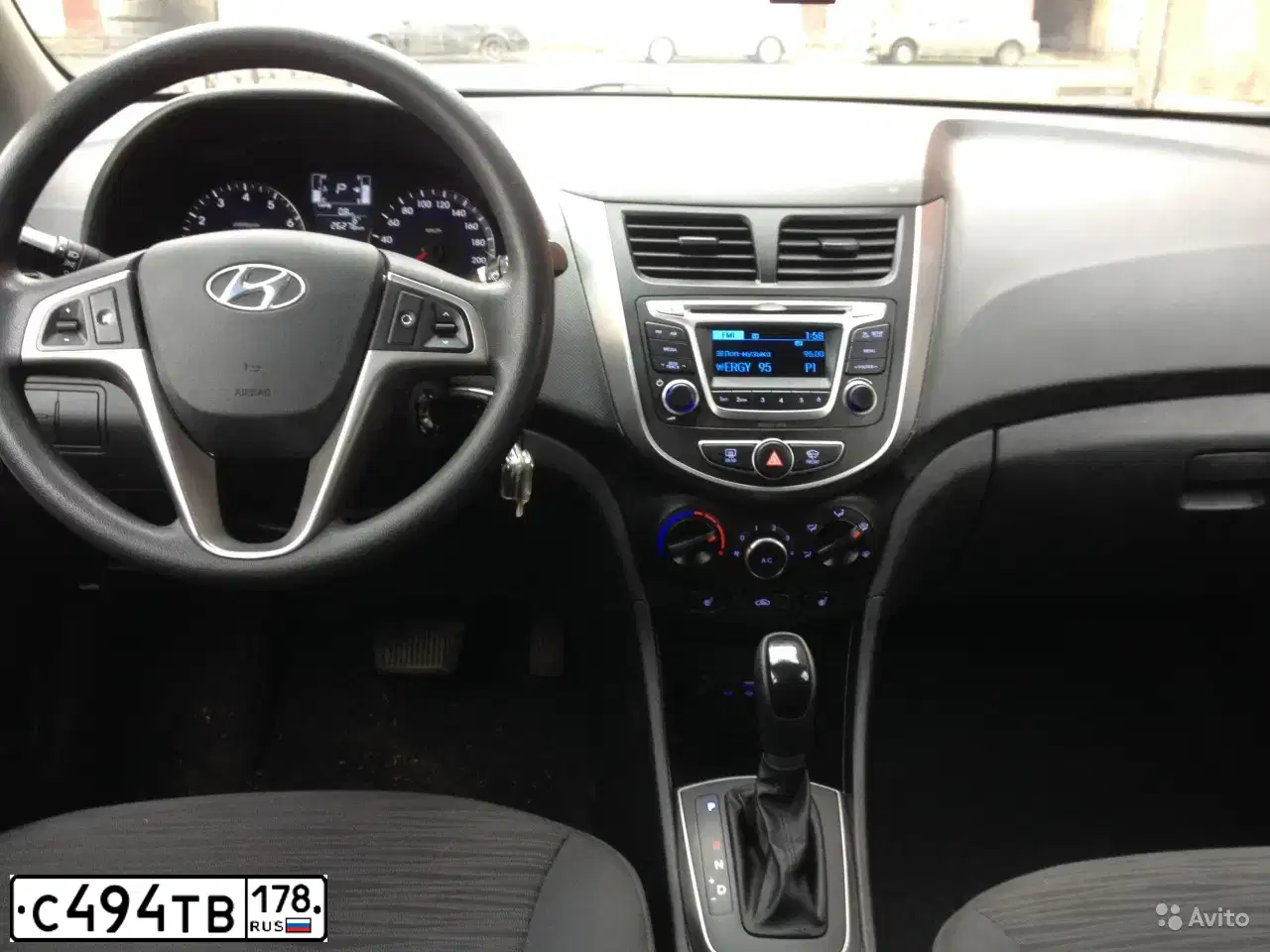 Фото автомобиля HYUNDAI SOLARIS, 2015 — госномер С494ТВ178. Цвет: Серебристый