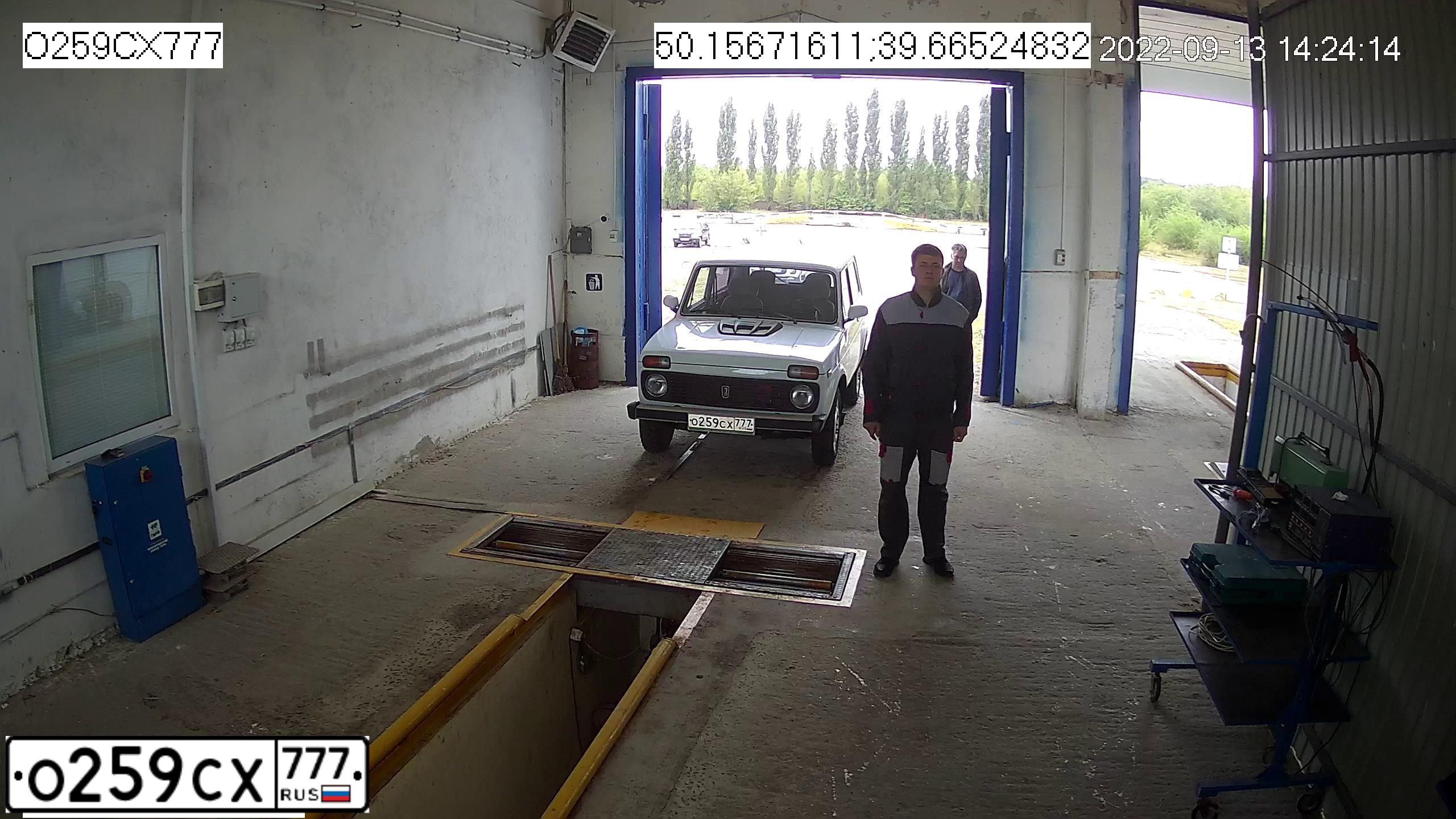Фото автомобиля LADA 2121 NIVA, 1998 — госномер Р097КВ136. Цвет: Белый