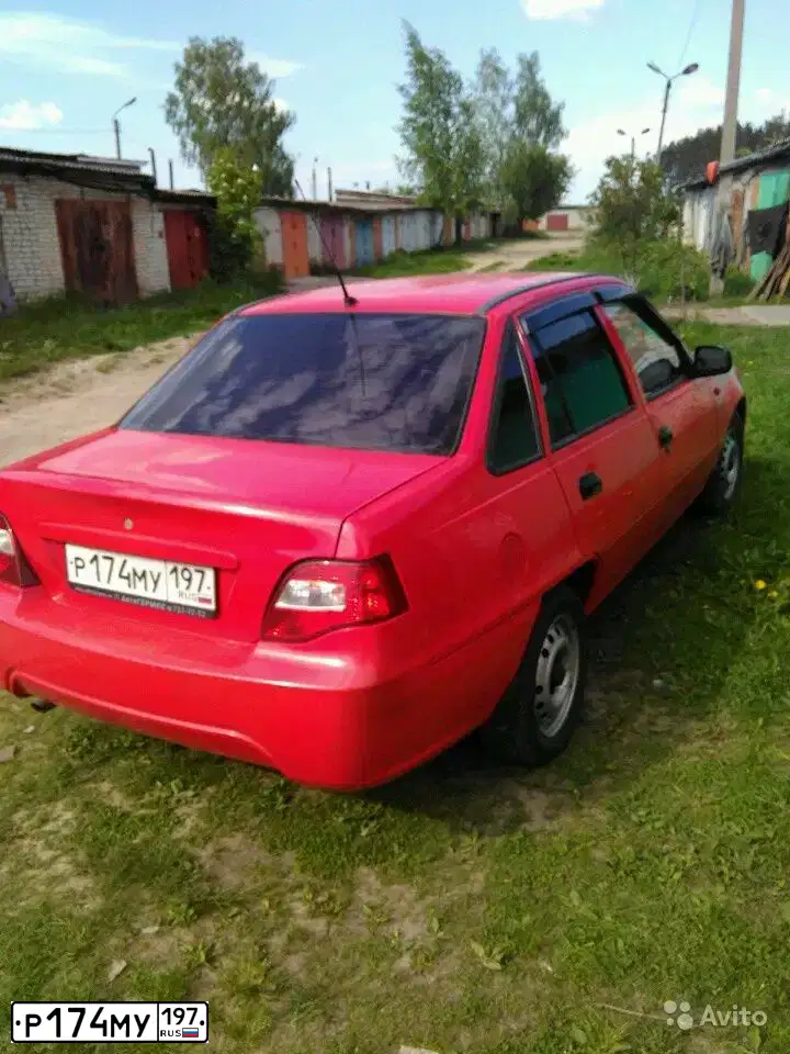 Фото автомобиля DAEWOO NEXIA, 2011 — госномер Н535НВ32. Цвет: ЯРКО-КРАСНЫЙ