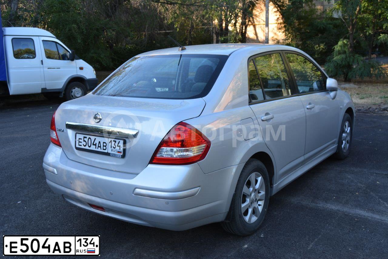 Фото автомобиля NISSAN TIIDA, 2013 — госномер Е504АВ134. Цвет: СЕРЕБРИСТЫЙ