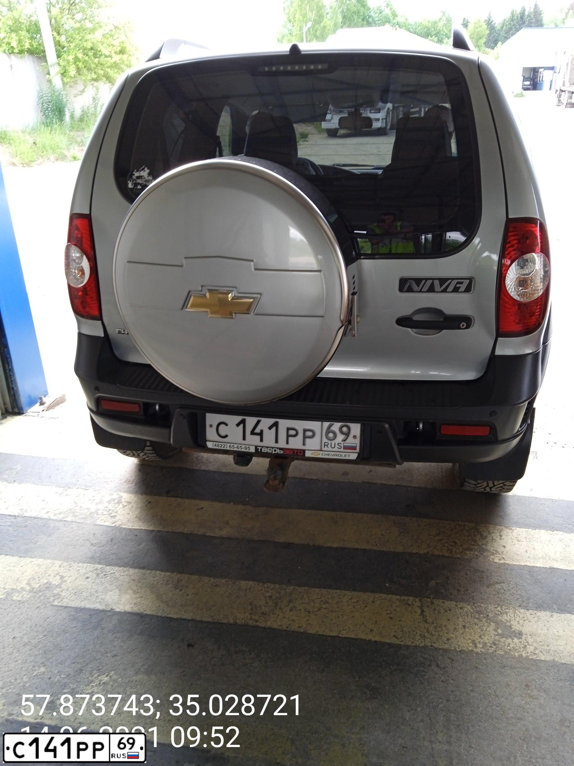 Фото автомобиля CHEVROLET NIVA, 2014 — госномер С141РР69. Цвет: Светло-Серебристый металлик