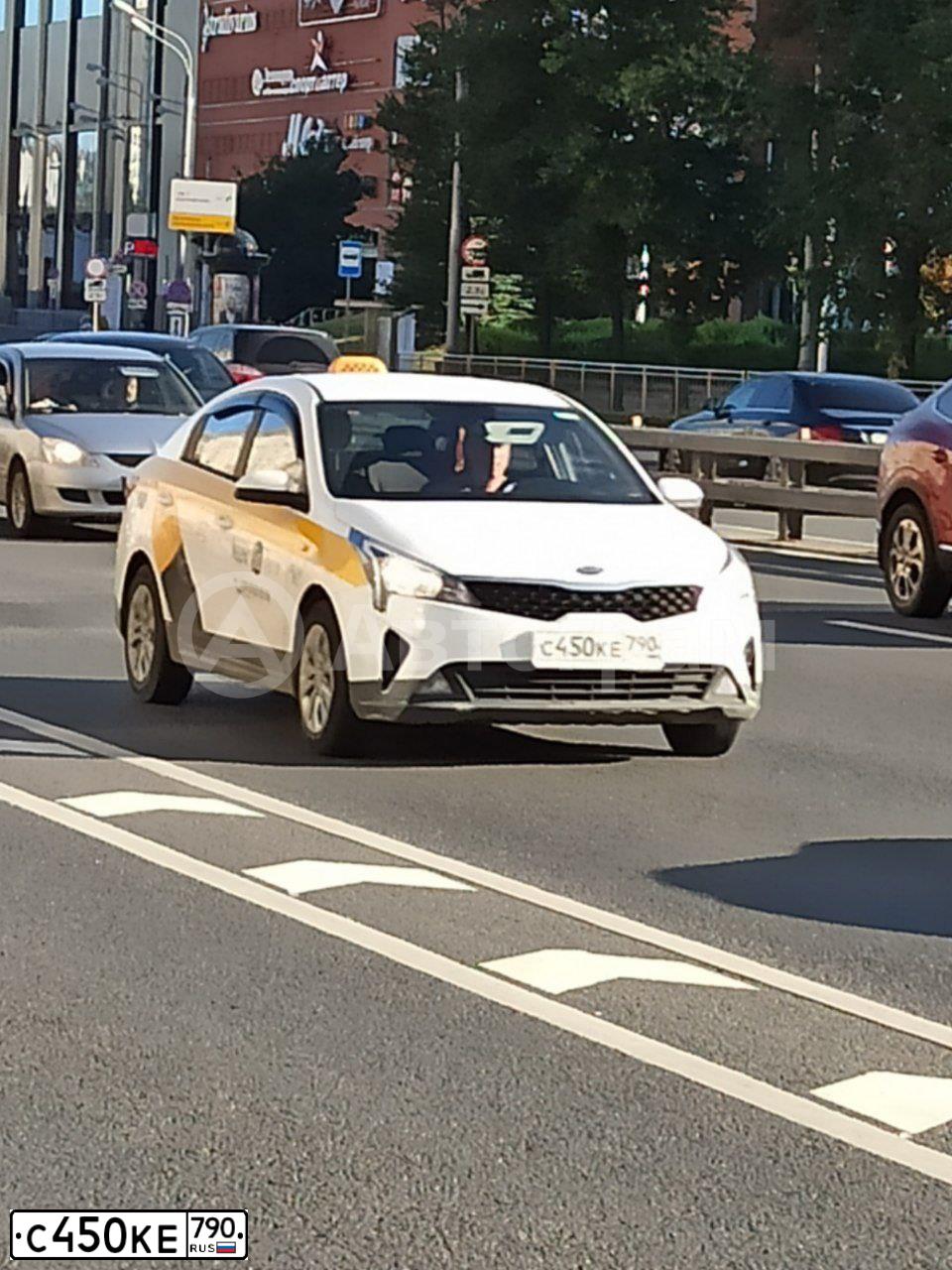 Фото автомобиля KIA RIO, 2021 — госномер С450КЕ790. Цвет: БЕЛЫЙ-ЖЕЛТЫЙ-СЕРЫЙ