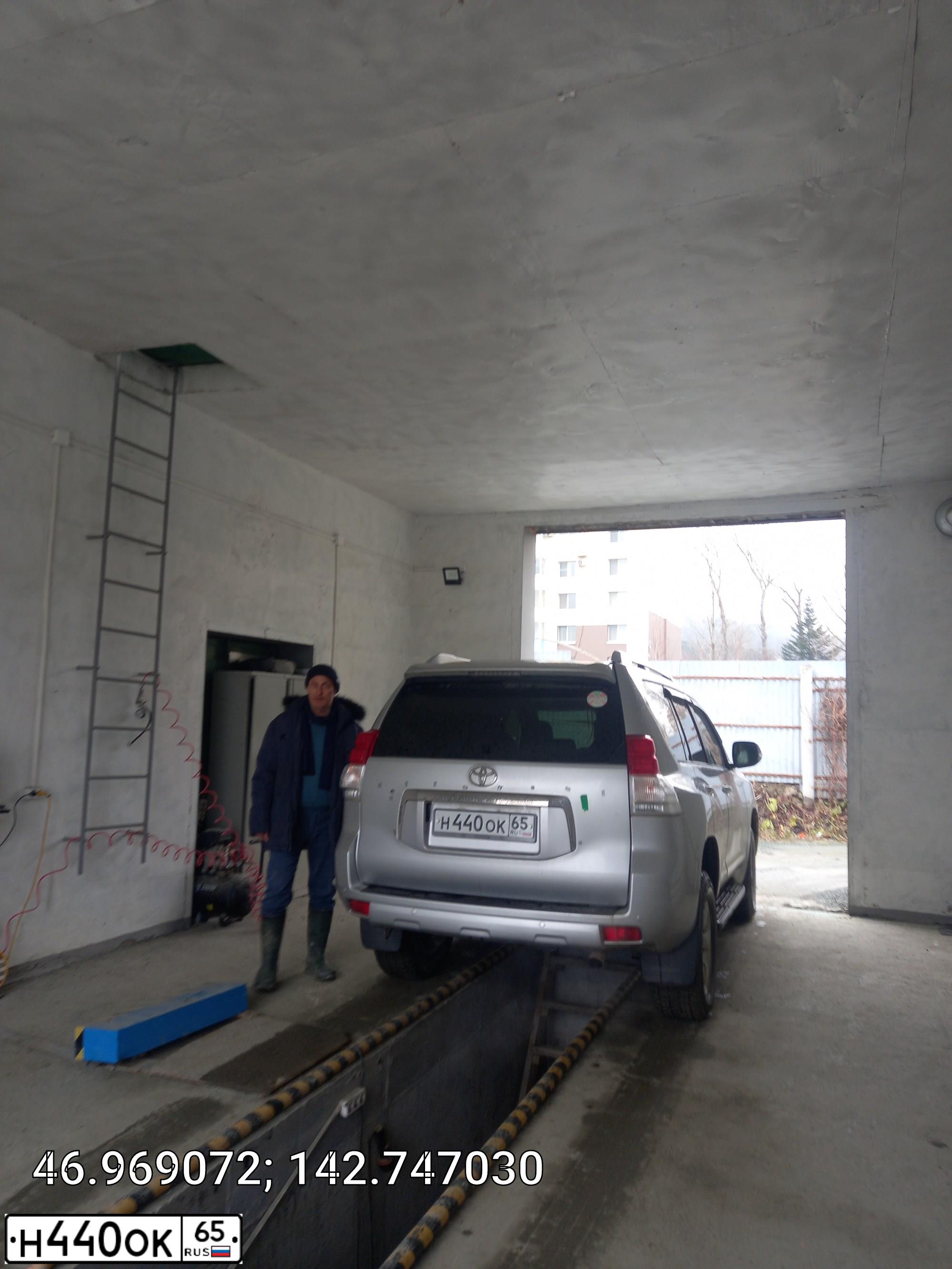 Фото автомобиля TOYOTA LANDCRUISER, 2013 — госномер Н440ОК65. Цвет: СЕРЕБРИСТЫЙ