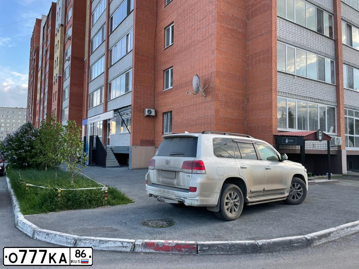 Фото автомобиля TOYOTA LANDCRUISER 200, 2015 — госномер О777КА86. Цвет: БЕЛЫЙ