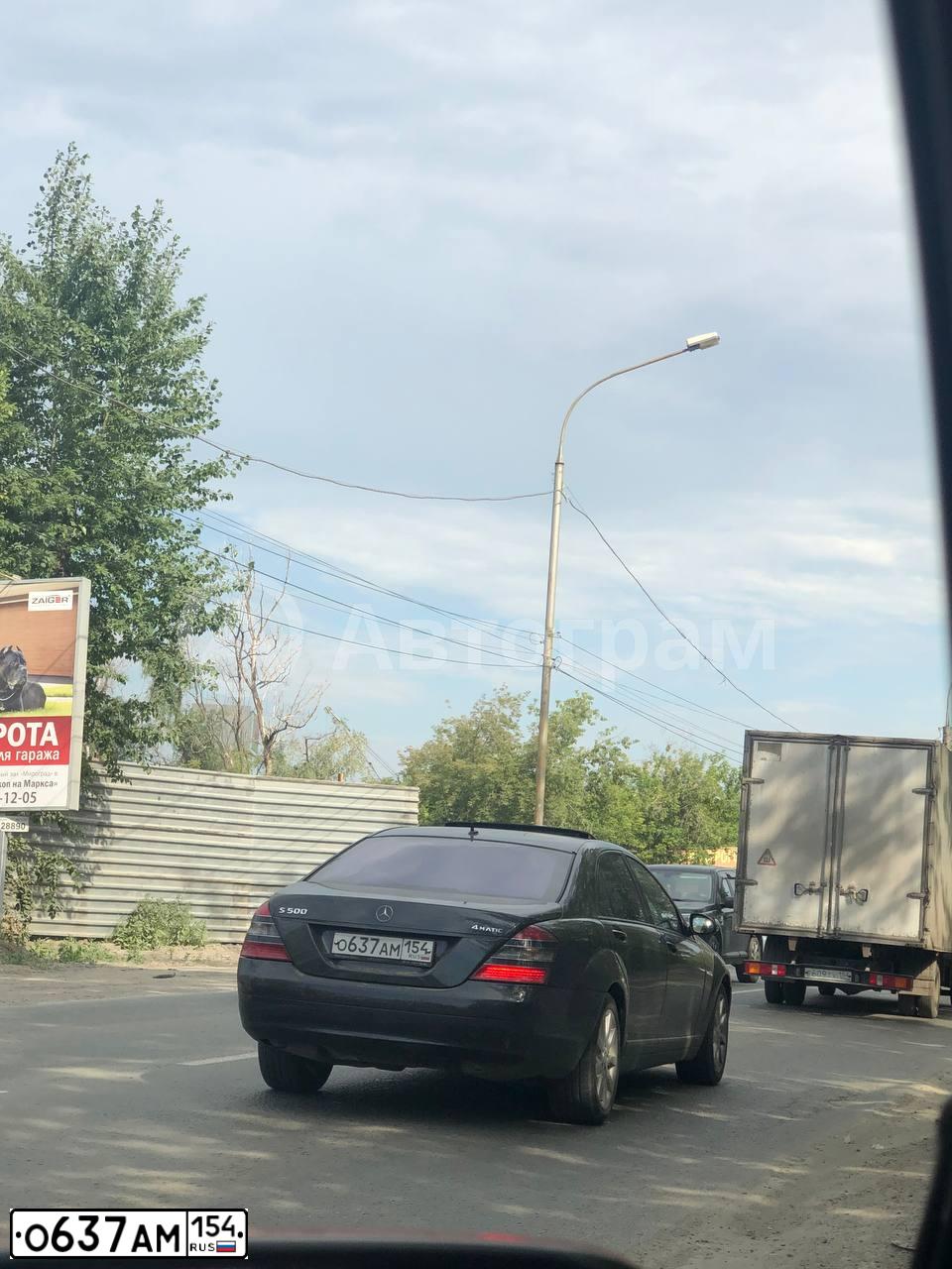 Фото автомобиля MERCEDES S-KLASSE, 2008 — госномер С565СС55. Цвет: Темно-синий