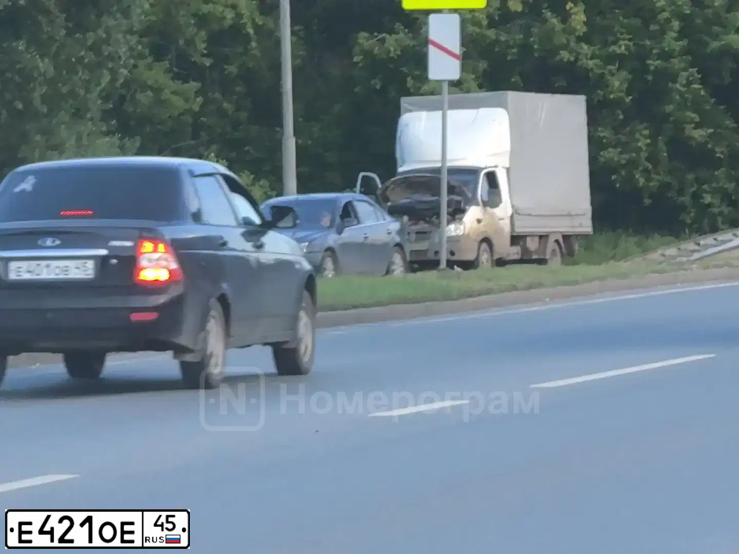 Фото автомобиля LADA 2114 SAMARA, 2010 — госномер Е421ОЕ45. Цвет: Светло-Серебристый металлик