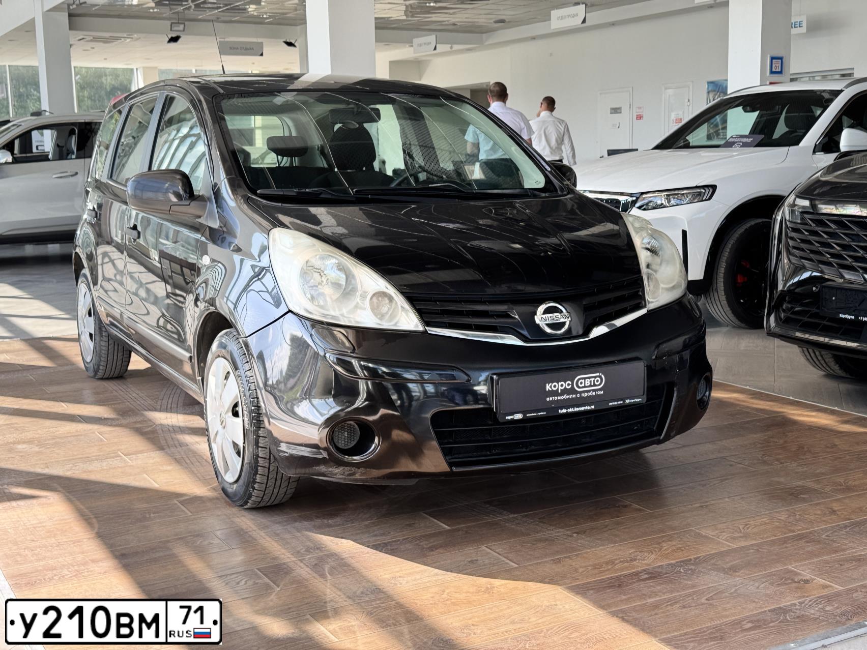 Фото автомобиля NISSAN NOTE, 2012 — госномер У210ВМ71. Цвет: ЧЕРНЫЙ