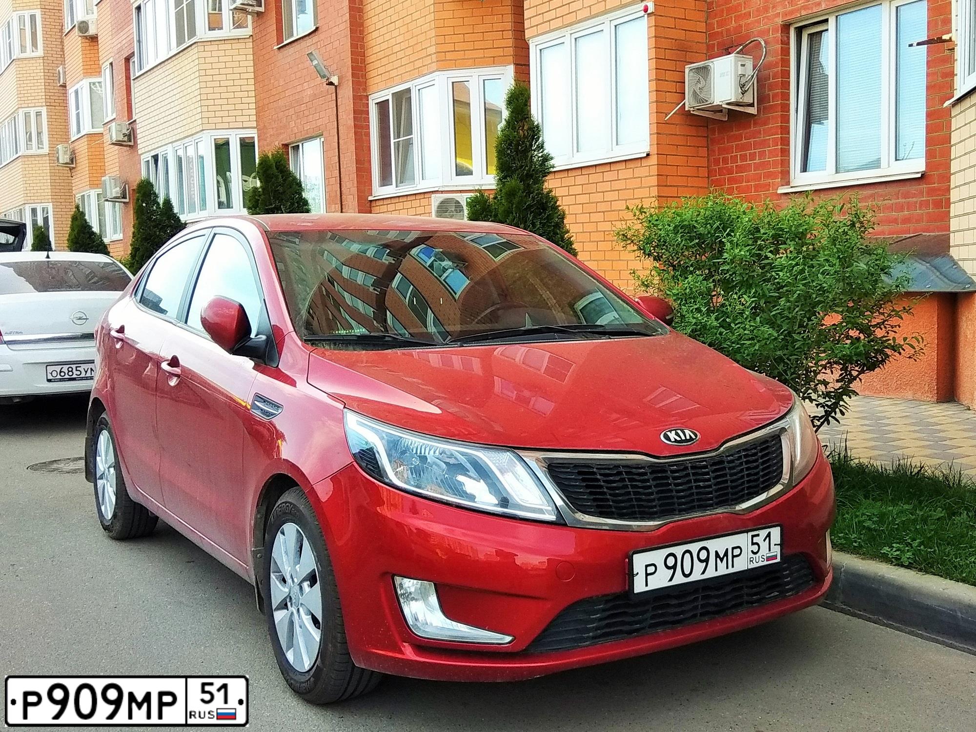Фото автомобиля KIA RIO, 2014 — госномер Р909МР51. Цвет: Красный