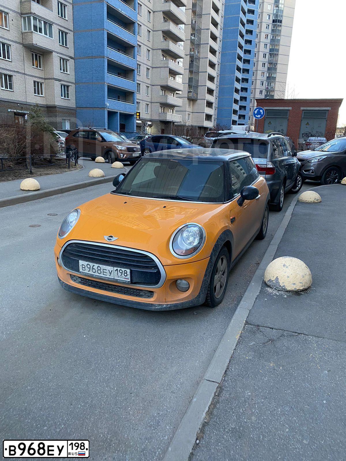 Фото автомобиля MINI MINI, 2016 — госномер У101МК178. Цвет: желто-оранжевый